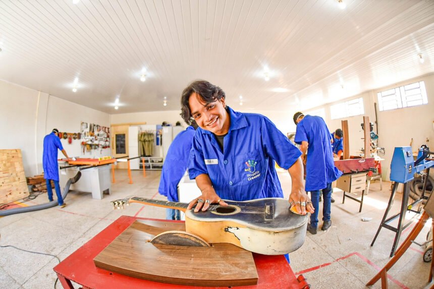 Jovens do Projeto Crescer Desenvolvem Habilidades em Marcenaria na Oficina de Artefatos em Madeira e MDF