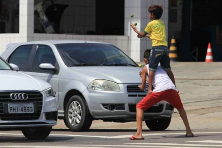 Mãe é denunciada após empregar filhas de 2 e 6 anos em pedidos de dinheiro no trânsito