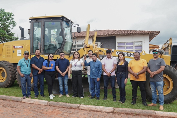 Deputada Helena da Asatur entrega motoniveladora para reforçar infraestrutura em Uiramutã