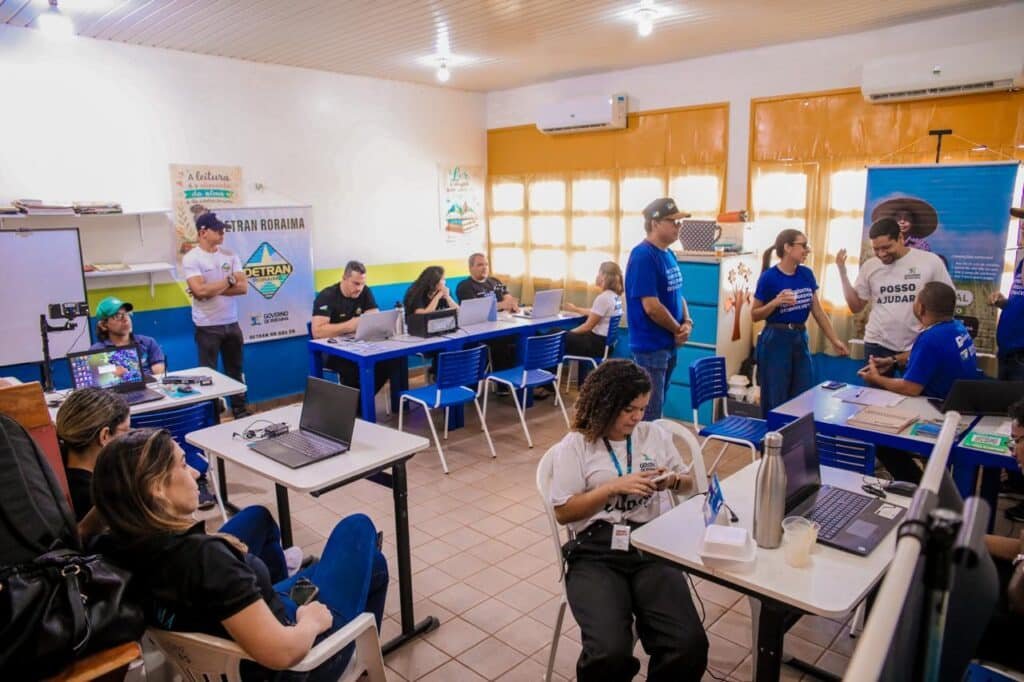 # Governo Itinerante oferece mais de 60 serviços neste sábado na zona Oeste de Boa Vista **Sétima edição do programa será realizada das 8h às 17h, no bairro Nova Cidade, com atendimentos de diversas áreas** Moradores da zona Oeste de Boa Vista terão acesso a mais de 60 serviços públicos em um único local neste sábado (28). A sétima edição do Governo Itinerante será realizada das 8h às 17h, no Colégio Estadual Militarizado (CEM II) Dr. Luiz Rittler Brito de Lucena, localizado na Rua João Pessoa, no bairro Nova Cidade. A programação reúne serviços oferecidos por diferentes órgãos do Governo de Roraima, além de atendimentos da Defensoria Pública. A iniciativa tem como público principal os moradores da região, que reúne aproximadamente 40 bairros. Entre os serviços disponíveis estão consultas médicas, vacinação, testes rápidos para infecções sexualmente transmissíveis (ISTs), emissão de documentos, atendimento relacionado a veículos e habilitação, assistência jurídica e orientações sobre programas sociais e habitacionais. ### Atendimento de saúde Na área da saúde, serão disponibilizadas consultas nas especialidades de ginecologia, oftalmologia, cardiologia, ortopedia, dermatologia e clínica geral. Também haverá atendimento pediátrico por meio de telemedicina. Os moradores poderão atualizar a carteira de vacinação, realizar testes rápidos para ISTs, receber preservativos e obter hipoclorito de sódio. ### Emissão de documentos e serviços de trânsito Durante o evento, também será possível solicitar documentos como a Carteira de Identidade Nacional, ID Jovem, Carteira de Trabalho e Carteira de Identificação da Pessoa com Transtorno do Espectro Autista. O Detran-RR oferecerá consultas e orientações sobre débitos, vistorias e taxas de veículos, além de serviços relacionados à habilitação e ações de educação para o trânsito. ### Defensoria Pública oferece orientação jurídica A Defensoria Pública realizará atendimentos voltados a questões de família e registro civil. Entre os serviços estão orientações sobre pensão alimentícia, guarda e responsabilidade, investigação e reconhecimento de paternidade ou maternidade, divórcio, união estável, curatela e segunda via de registro civil. Também serão prestadas orientações nas áreas criminal, cível e de família, além de informações sobre processos em andamento. ### Serviços sociais e outros atendimentos Na área social, os moradores poderão receber informações sobre programas como Cesta da Família, Colo de Mãe e Passe Livre Intermunicipal. Também serão realizadas avaliações nutricionais e ações voltadas à garantia dos direitos das mulheres e ao enfrentamento da violência doméstica. A programação contará ainda com serviços de beleza, feirinha de artesanato e espaço destinado às crianças. A população também poderá buscar informações junto à Caer sobre tarifa social, renegociação de dívidas e abastecimento de água. Haverá ainda orientações sobre regularização de imóveis, programas habitacionais e ações do Governo do Estado na região. ### Agricultura, servidores e programas estaduais Na área de agricultura e produção, serão oferecidas orientações sobre agricultura familiar, assistência técnica e extensão rural, sanidade animal, licenciamento ambiental e cadastro no programa Roraima+. Servidores públicos estaduais poderão tirar dúvidas sobre aposentadoria, abono de permanência, averbação de tempo de contribuição, perícia previdenciária e prova de vida. Também serão disponibilizadas informações funcionais e financeiras. A programação inclui ainda orientações sobre o programa Pé-de-Meia, serviços da Desenvolve Roraima, informações sobre editais e oportunidades nas áreas de ciência e inovação, além de atendimentos relacionados à regularização fundiária e ao cadastro de artesãos indígenas. A iniciativa busca concentrar diferentes serviços públicos em um único espaço e facilitar o acesso da população da zona Oeste aos atendimentos oferecidos pelo Governo de Roraima.