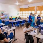 # Governo Itinerante oferece mais de 60 serviços neste sábado na zona Oeste de Boa Vista **Sétima edição do programa será realizada das 8h às 17h, no bairro Nova Cidade, com atendimentos de diversas áreas** Moradores da zona Oeste de Boa Vista terão acesso a mais de 60 serviços públicos em um único local neste sábado (28). A sétima edição do Governo Itinerante será realizada das 8h às 17h, no Colégio Estadual Militarizado (CEM II) Dr. Luiz Rittler Brito de Lucena, localizado na Rua João Pessoa, no bairro Nova Cidade. A programação reúne serviços oferecidos por diferentes órgãos do Governo de Roraima, além de atendimentos da Defensoria Pública. A iniciativa tem como público principal os moradores da região, que reúne aproximadamente 40 bairros. Entre os serviços disponíveis estão consultas médicas, vacinação, testes rápidos para infecções sexualmente transmissíveis (ISTs), emissão de documentos, atendimento relacionado a veículos e habilitação, assistência jurídica e orientações sobre programas sociais e habitacionais. ### Atendimento de saúde Na área da saúde, serão disponibilizadas consultas nas especialidades de ginecologia, oftalmologia, cardiologia, ortopedia, dermatologia e clínica geral. Também haverá atendimento pediátrico por meio de telemedicina. Os moradores poderão atualizar a carteira de vacinação, realizar testes rápidos para ISTs, receber preservativos e obter hipoclorito de sódio. ### Emissão de documentos e serviços de trânsito Durante o evento, também será possível solicitar documentos como a Carteira de Identidade Nacional, ID Jovem, Carteira de Trabalho e Carteira de Identificação da Pessoa com Transtorno do Espectro Autista. O Detran-RR oferecerá consultas e orientações sobre débitos, vistorias e taxas de veículos, além de serviços relacionados à habilitação e ações de educação para o trânsito. ### Defensoria Pública oferece orientação jurídica A Defensoria Pública realizará atendimentos voltados a questões de família e registro civil. Entre os serviços estão orientações sobre pensão alimentícia, guarda e responsabilidade, investigação e reconhecimento de paternidade ou maternidade, divórcio, união estável, curatela e segunda via de registro civil. Também serão prestadas orientações nas áreas criminal, cível e de família, além de informações sobre processos em andamento. ### Serviços sociais e outros atendimentos Na área social, os moradores poderão receber informações sobre programas como Cesta da Família, Colo de Mãe e Passe Livre Intermunicipal. Também serão realizadas avaliações nutricionais e ações voltadas à garantia dos direitos das mulheres e ao enfrentamento da violência doméstica. A programação contará ainda com serviços de beleza, feirinha de artesanato e espaço destinado às crianças. A população também poderá buscar informações junto à Caer sobre tarifa social, renegociação de dívidas e abastecimento de água. Haverá ainda orientações sobre regularização de imóveis, programas habitacionais e ações do Governo do Estado na região. ### Agricultura, servidores e programas estaduais Na área de agricultura e produção, serão oferecidas orientações sobre agricultura familiar, assistência técnica e extensão rural, sanidade animal, licenciamento ambiental e cadastro no programa Roraima+. Servidores públicos estaduais poderão tirar dúvidas sobre aposentadoria, abono de permanência, averbação de tempo de contribuição, perícia previdenciária e prova de vida. Também serão disponibilizadas informações funcionais e financeiras. A programação inclui ainda orientações sobre o programa Pé-de-Meia, serviços da Desenvolve Roraima, informações sobre editais e oportunidades nas áreas de ciência e inovação, além de atendimentos relacionados à regularização fundiária e ao cadastro de artesãos indígenas. A iniciativa busca concentrar diferentes serviços públicos em um único espaço e facilitar o acesso da população da zona Oeste aos atendimentos oferecidos pelo Governo de Roraima.