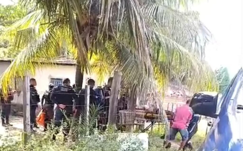 Momento em que o militar é socorrido pelo Samu (Foto: Reprodução) .