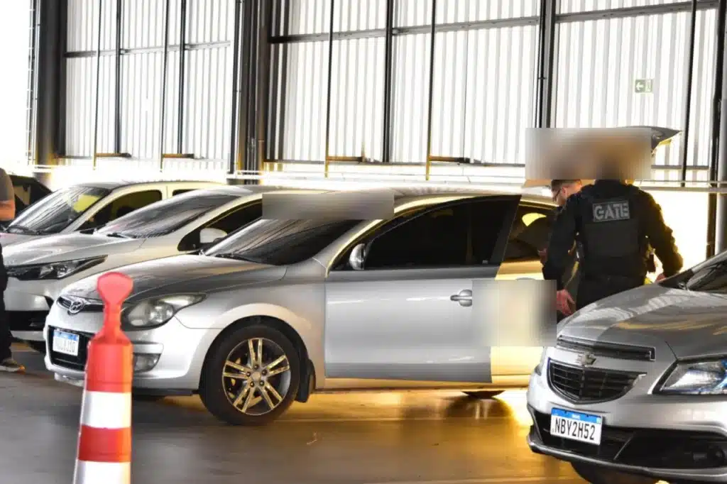 Polícia encontrou o homem sem vida dentro do carro (Foto: Nilzete Franco