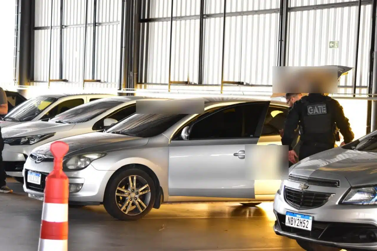 Polícia encontrou o homem sem vida dentro do carro (Foto: Nilzete Franco