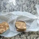 Pedra de crack apreendida com o suspeito (Foto: Divulgação)