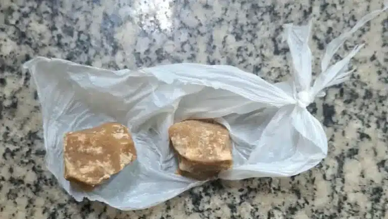 Pedra de crack apreendida com o suspeito (Foto: Divulgação)