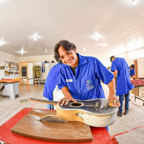 Jovens do Projeto Crescer Desenvolvem Habilidades em Marcenaria na Oficina de Artefatos em Madeira e MDF