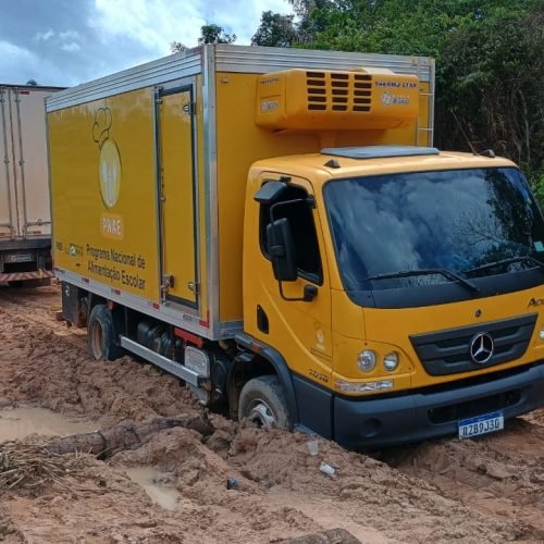 Caminhão com comida para merenda escolar atola em vicinal de Bonfim